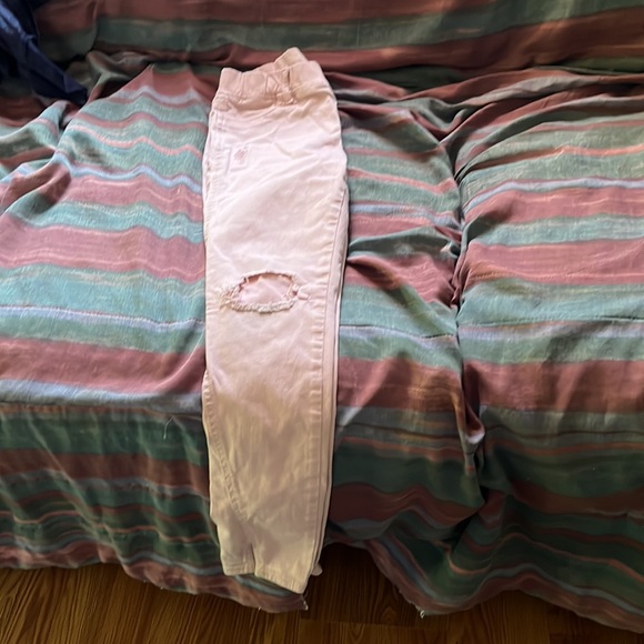 It has one hole. It’s a nice color pink. they actually have pockets - Picture 3 of 3